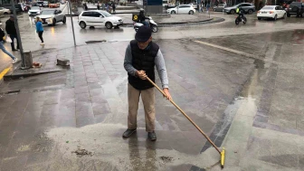 Yağmur Sonrası Çamuru Temizleyen Vatandaş Örnek Davranışıyla Dikkat Çekti