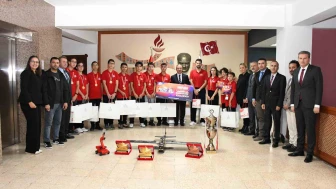 TEKNOFEST şampiyonları İl Milli Eğitim Müdürü Sinan Aydın’ı ziyaret etti