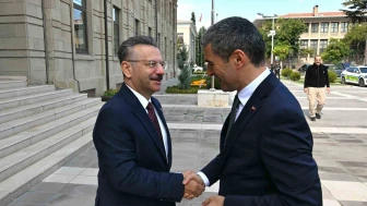 Uşak Valisi Naci Aktaş, Eskişehir Valisi Hüseyin Aksoy’u ziyaret etti