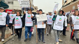 Eskişehir’de Emekliler Bastonlarını Kaldırdı: “Yoksulluğun Sorumlusu Sizsiniz!”