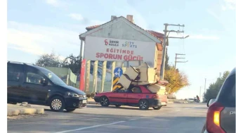 Otomobil Üzerine Yüklenen Koltuk Takımı Trafiği Tehlikeye Soktu
