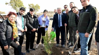 Anadolu Üniversitesi Yunus’un Fidanları etkinliğiyle ağaç dikimi gerçekleştirdi