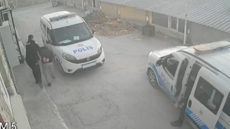 Aracıyla çarptığı kişiyi demir çubukla öldüren katil zanlısının yakalanma anı güvenlik kamerasında