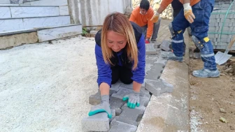 Başkan Tekin sahaya indi, parke taşlarını kendi elleriyle döşedi