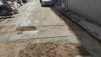 Yoldaki çukurları vatandaş doldurdu