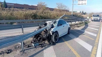 Otomobil bariyerlere çarptı; 6 kişi yaralandı