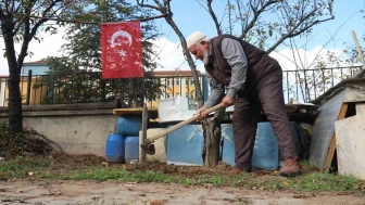 90 yaşındaki yaşlı adam çöplüğü elleriyle su taşıyarak şehitler için fidanlığa çevirdi