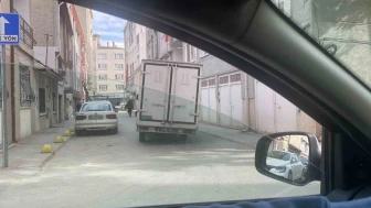 Devrilecek gibi görünen kamyon trafikte tehlike yarattı