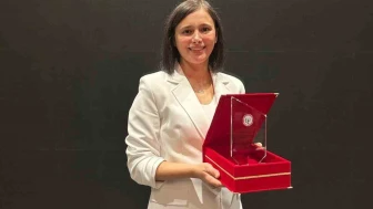 Anadolu Üniversitesi’nden Doç. Dr. Ulviye Acar Çevik’e TEB Eczacılık Akademisi Ödülü