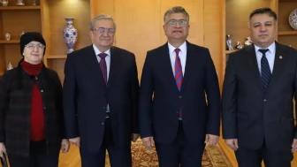 Kütahya'da Emekli Müdür Ahmet Urfalı eserlerini Rektör Kızıltoprak’a takdim etti