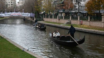Eskişehir’de Turistler Soğuk Havaya Rağmen Gondol Keyfi Yaptılar