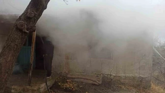 Evde çıkan yangın mahalle sakinlerini korkuttu