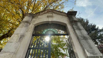 Hamamdan Camiye Dönüşen Tarih: 700 Yıllık Ak Camii Zamana Meydan Okuyor