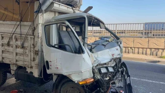 Çevreyolu’nda feci kaza: Kamyona arkadan çarpan sürücü araçta sıkıştı!