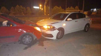 Afyonkarahisar’da Otomobil Polis Aracına Çarptı: 2 Yaralı