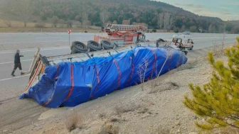 Tır devrildi, sürücü yaralandı