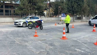 Tavşanlı’da motosiklet ile otomobil çarpıştı: Sürücü hastaneye götürüldü