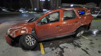 Bariyerlere çarpan otomobilde 2 kişi yaralandı