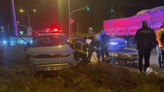 Kamyon Otomobile Çarptı, Sürücü Araçta Sıkıştı