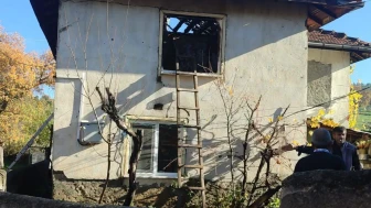 Tavşanlı’da 2 katlı ahşap evde yangın paniği