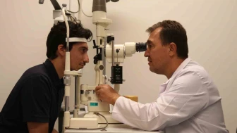 Göz doktoru uyardı: 2050’de her iki kişiden biri gözlük takmak zorunda kalabilir