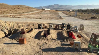 Zehirlenme Şüphesiyle Hayatını Kaybeden Anne ve Çocukları Yan Yana Toprağa Verildi: Görenler Gözyaşlarını Tutamadı