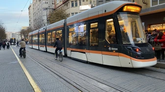 Eskişehir’de  Tramvay Seferleri Aksadı,  Duraklarda Yoğunluk Oluştu