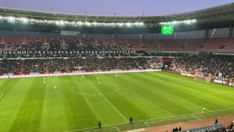 Eskişehirspor – Balıkesirspor Maçında İlk Yarı Bitti: Kartlar Çıktı, Gol Çıkmadı