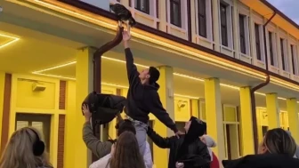 Kedi kendisini kurtarmaya çalışan gençlerle adeta oyun oynadı