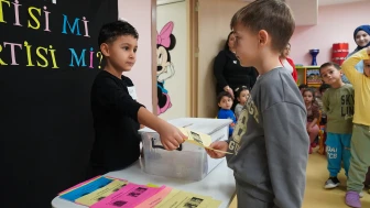 Tepebaşı'nda Erken Yaşta Demokrasi Eğitimi: Minikler Sandık Başında