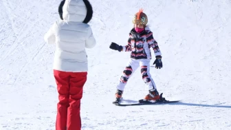 Dar gelirli ailelerin çocuklarına Erciyes'te ücretsiz kayak eğitimi