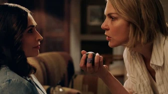 Pluribus 6. Bölüm Türkçe Şarkı The Doors’un efsanevi parçası “People Are Strange”, Kit Sebastian grubu tarafından Türkçe cover izle dinle!