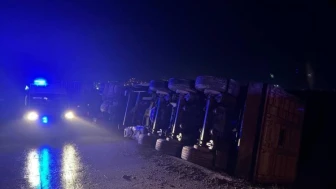 Bilecik’te Tır Devrildi: Sürücü Yaralandı