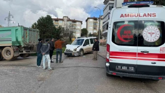 Bilecik’te İki Araç Kesişen Sokakta Çarpıştı: 4 Yaralı