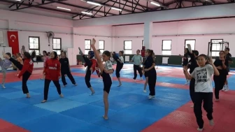 Gençler Taekwondo ile Hem Güçleniyor Hem Öğreniyor