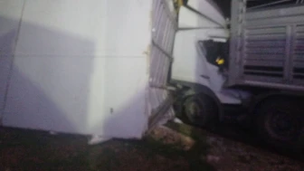 Bozüyük yolunda zincirleme kaza: Çekici park halindeki kamyona çarptı