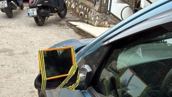 Bilecik'te Dikiz Aynası Kırılan Sürücü Çareyi Böyle Buldu