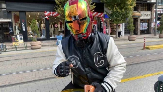 Eskişehir’de İron-Man kasklı Sürücü Dikkat Çekiyor