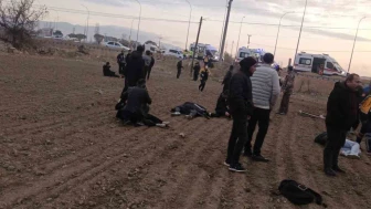 Kamyonet ile öğrencilerin midibüs çarpıştı: 17 yaralı