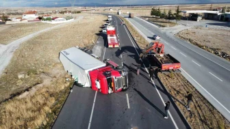 Devrilen tırdaki 20 ton meyve yola saçıldı