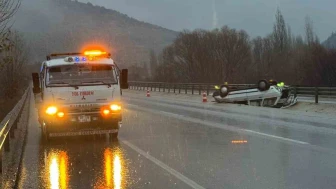 Afyonkarahisar’da Otomobil Refüje Devrildi: 1 Yaralı