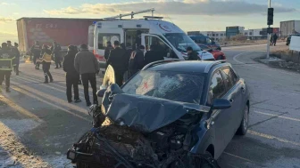 Afyonkarahisar’da Öğrenci Servisi ile Otomobil Çarpıştı: 18 Yaralı