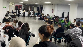 Simav Gençlik Merkezinde Türküler ve İlahiler Eşliğinde Çiğ Köfte Etkinliği Düzenlendi