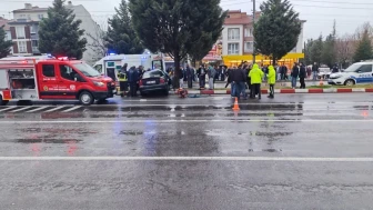 Kütahya’da Trafik Kazası: Araç Refüje Çarptı, 2 Kişi Yaralandı