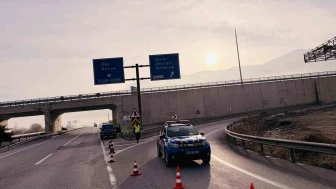 Afyonkarahisar’da Yoğun Sis Nedeniyle Kara Yolu Kapatıldı
