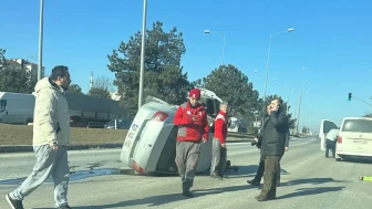 Eskişehir’de Trafik Kazası: Otomobil Takla Atarak Yan Yattı