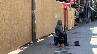 Yanında bir darbuka, önünde açık duran bir şapka…