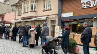 Eskişehir'de Soğuk Havaya Rağmen O Ürün İçin Kuyruk Oluştu