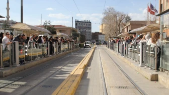 Eskişehir'de tramvay duraklarında Hindistan'ı aratmayan o görüntüler