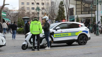 Eskişehir'de trafik polisleri denetimleri sürdürüyor